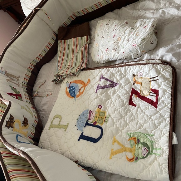 Nice crib set - Picture 2 of 6